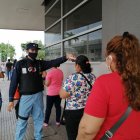 Un guardia toma la temperatura corporal a personas que quieren ingresar al Banco del Pacífico, en el Mall del Sur.