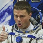 El ingeniero de vuelo estadounidense y astronauta de la NASA, Gregory R. Wiseman, antes de entrar a la nave rusa Soyuz.