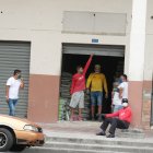 Situación. Así es como los negocios de Guayaquil atienden desde hace días, a media puerta.