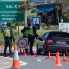 Agentes de la Guardia Civil y de la Policía cierran la frontera con la localidad francesa de Lapurdi