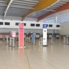 Otros controles. Antes de recibir vuelos nacionales o externos, los aeropuertos se obligan a fumigar instalaciones.