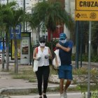 Ciudadanos cumplen con las medidas de protección como el uso de mascarillas al salir de sus casas.