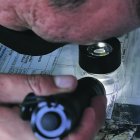 Proceso. La revisión de las muestras dactilares se hace huella por huella.