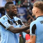 Felipe Caicedo (d), delantero ecuatoriano del Lazio, todavía no puede entrenar junto a sus compañeros por seguridad.