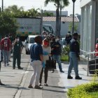 Columnas de personas para entrar a los diferentes centros comerciales.