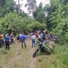 La comunidad obvió las medidas de distanciamiento por el coronavirus, para meterse en el bosque a ayudar a rescatar a sus vecinos.