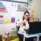 Flor María Torres, profesora del Colegio Politécnico, ha improvisado un aula de clases virtual en el dormitorio de su casa.