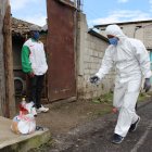 las autoridades distribuyen canastas alimenticias para la población de escasos recursos.