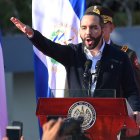 En esta foto de archivo tomada el 09 de febrero de 2020, el presidente salvadoreño, Nayib Bukele, hace un gesto mientras habla con sus partidarios durante una protesta frente a la Asamblea Legislativa para presionar a los diputados para que aprueben un préstamo para invertir en seguridad, en San Salvador.