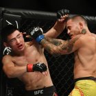 Chito Vera (d) durante el combate con el chino Yadong Song (i) en el UFC Florida.