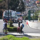 Un grupo de personas, protegidas con mascarillas, pasa frente al Hospital del IESS del Sur de Quito, este fin de semana.