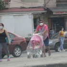 Ciudadanos en el sector de Florida Norte salen de sus casas a realizar compras.