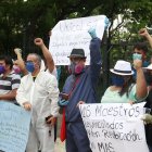 Los maestros desvinculados del magisterio fiscal utilizaron carteles con mensajes relacionados a su protesta.