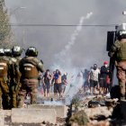 Pobladores de Santiago (Chile), protestan por falta de alimentos hoy lunes, durante el Estado de Excepción Constitucional de Catástrofe decretado por el Presidente Sebastián Piñera, para prevenir la propagación del Coronavirus en Chile. Alrededor de un centenar de vecinos de El Bosque, una localidad de la periferia de Santiago, protestaron este lunes para denunciar la falta de alimentos y la pobreza que sufren a causa de la cuarentena decretada por el Gobierno para tratar de cont