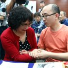 Esta foto tomada el 18 de mayo de 2020 muestra a Mao Yin (R) con su madre Li Jingzhi después de reunirse en Xian, en la provincia de Shaanxi, en el norte de China.