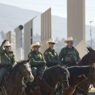 SAN DIEGO. Agentes de la patrulla fronteriza estadounidense recorren una parte del muro fronterizo entre EE.UU. y México que está aún en construcción.