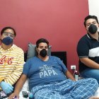 Alberto Torres junto a su esposa y su hijo, Josué, en la habitación de su casa.