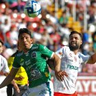 Ángel Mena (c) es una de las figuras del torneo mexicano y número puesto en la selección ecuatoriana.