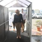 Cynthia Viteri, alcaldesa de Guayaquil en uno de los puntos de atención médica de la ciudad.