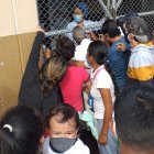 Hecho. Los padres se aglomeraron en los exteriores del centro de salud en busca de atención.