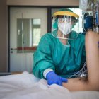 La fisioterapeuta Zsuzsanna Kajdi, en la Unidad de Cuidados Intensivos para pacientes con COVID-19 en Budapest, Hungría.