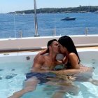 Cristiano Ronaldo, junto a su mujer, Giorgina Rodríguez, en uno de los cinco inmuebles que el jugador tiene en su natal Portugal.