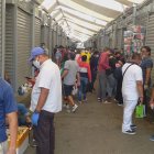 Bahía. Esta mañana, decenas de comerciantes se instalaron en el sitio para desinfectar sus cubículos.