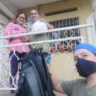 Peter Rivadeneira cambió hamburguesas hechas por él por zapatillas y una mochila.