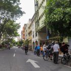 Situación. Los ciclistas esperan que en las próximas horas reabran los locales de la calle Colón.