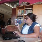 Indrid Inojosa, maestra del colegio Réplica Guayaquil, desde marzo labora en su casa utilizando equipos tecnológicos de su propiedad.
Indrid Inojosa, maestra del colegio Réplica Guayaquil, desde marzo labora en su casa utilizando equipos tecnológicos de su propiedad.