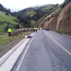 Escena. Los cuerpos de la pareja quedaron sobre el bordillo de una carretera. El hombre habría sido el autor.