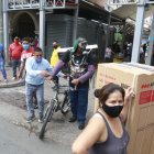 Negocios. Diferentes ciudadanos llegaron hasta la bahía para realizar compras.