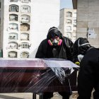 Trabajadores de una empresa que se encargan de recoger a fallecidos por COVID-19 en Lima, Perú.