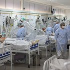 Los trabajadores de salud y los pacientes permanecen en la Unidad de Cuidados Intensivos para COVID-19 del Hospital Gilberto Novaes en Manaos, Brasil, el 20 de mayo de 2020. - Brasil ha visto un número récord de muertes por coronavirus a medida que comienza la pandemia que se ha extendido por todo el mundo