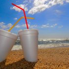 En muchos países está prohibido utilizar sorbetes.