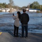 SANFORD (Michigan). Los vecinos de un suburbio observan cómo el agua anegó la tarde del miércoles el territorio aledaño a su barrio, en esta ciudad estadounidense.