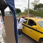 Hecho. La prueba de hisopado nasofaríngeo la toman desde el vehículo.