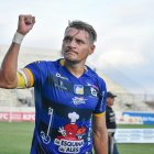 Carlos Garcés, delantero de Delfín, en una hilarante personificación.