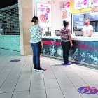 Los centro comerciales de Guayaquil reabrieron sus puertas bajo estrictas medidas de seguridad y de aforo de clientes. Las ventas se ven limitadas. 



Foto: Valentina Encalada

Nota: Lisbeth Zumba



 Guayaquil-Ecuador

Agencia (ag-expreso)