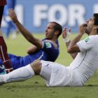 La mordida que el uruguayo Luis Suárez (de blanco) le aplicó al italiano Giorgio Chiellini forma parte de las anécdotas mundialistas.