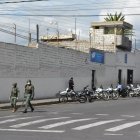 Controles. Un mes después del motín, fuerzas del orden mantienen un severo control dentro y fuera del penal.