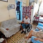 La pareja de sexagenarios Inés d y Egaldo observan en la televisión la habitual conferencia del Ministerio de Salud Pública este viernes, en La Habana (Cuba).