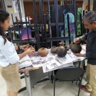 Enrique Palma Chenche selecciona junto a una estudiante las piezas de la casa comunal que servirán para el futuro museo.