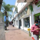 La zona comercial de Urdesa central se reactiva poco a poco.