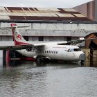 CALCUTA. Un avión aparece rodeado de agua en el Aeropuerto Internacional Netaji Subhas Chandra Bose. El ciclón más poderoso que golpeó Bangladesh y el este de la India en más de 20 años derribó hogares, cargó automóviles inundados calles y se cobró la vida de más de una docena de personas.