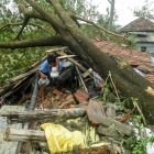 MIDNAPORE. Un hombre recupera las partes de su casa dañadas por el ciclón que tumbó árboles y aplastó casas, con millones personas movilizadas a refugios en medio del riesgo de contagios con el coronavirus.
