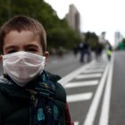 Madrid. Un niño con mascarilla, el pasado sábado en el Paseo de la Castellana, en la capital española.