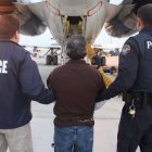 Esta foto de archivo de Reuters muestra a los funcionarios del Servicio de Inmigración y Control de Aduanas (ICE) de EE. UU.