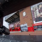 El estadio del Liverpool sigue cerrado a la espera de la orden de apertura para los entrenamientos que al paso que van no tiene fecha, pues entre los jugadores hay positivos de covid.