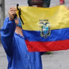 En algunos barrios de Quito, según se reportó en redes sociales, vecinos salieron a los balcones a participar en la "cacerolada".